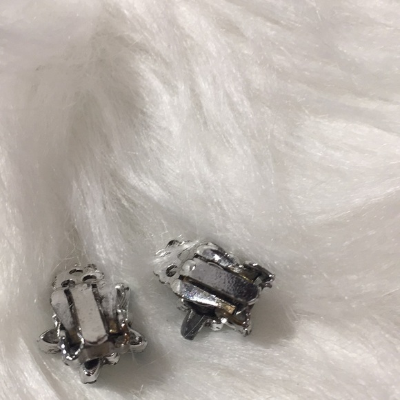 Clip on earring - Picture 2 of 2